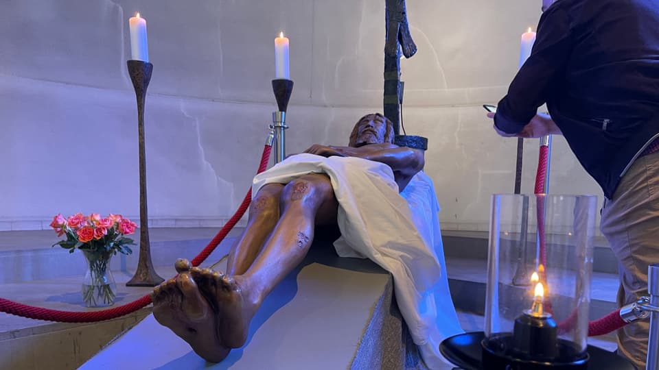 Per intgins è il pon la cumprova da la levada – Ina statua che duai vesair ora sco Jesus mussà sin il pon.