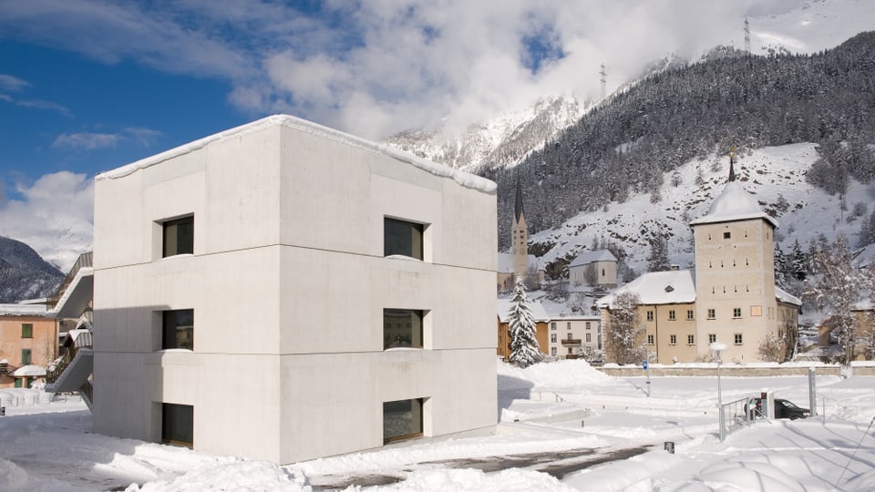 Sguard sin il museum dal parc naziunal, in cubus quader cun 6 fanestras, davos il chastè da Zernez.