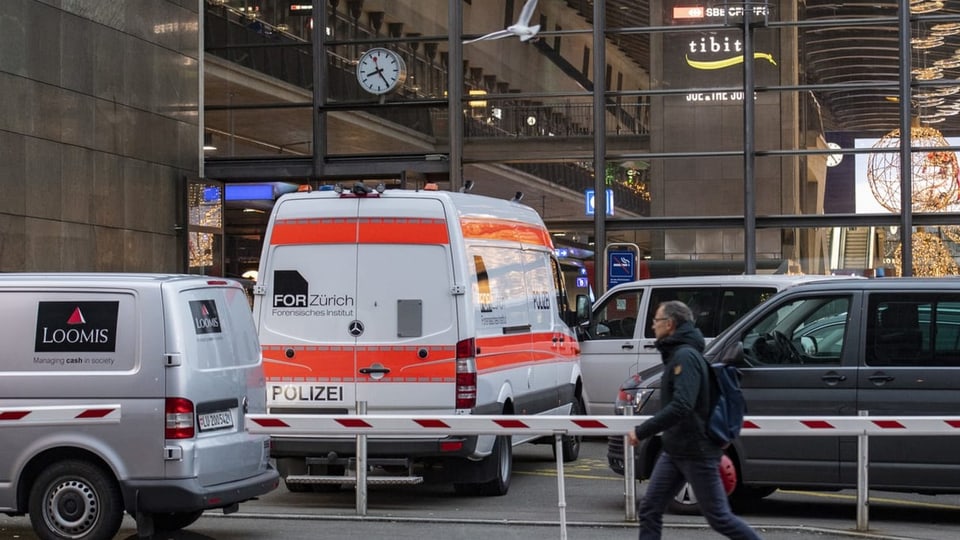 la staziun a Lucerna cun ambulanza e polizia