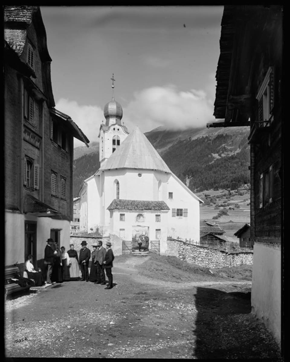 Fausta Capaul (cun scussal) en discurs cun ses osps (ca. 1900)