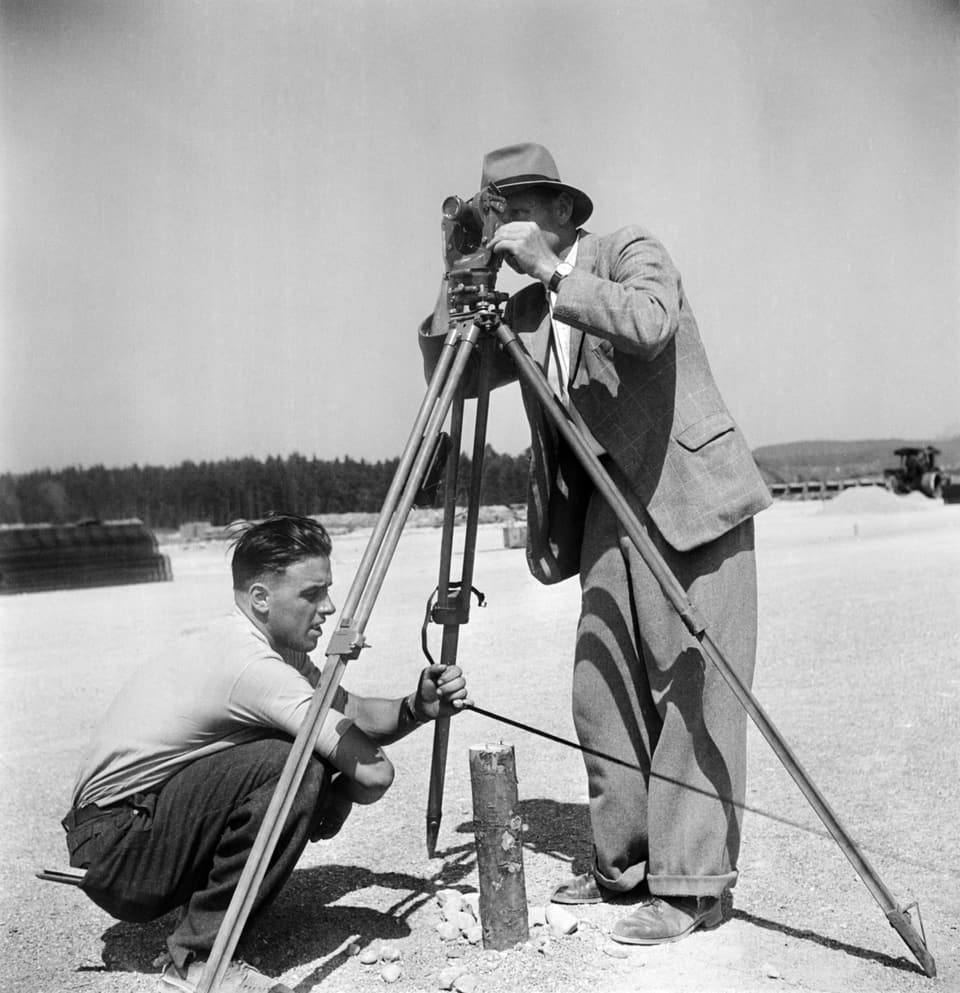 Vermessungsarbeiten auf der Baustelle des Flughafens Kloten im Jahr 1947.
