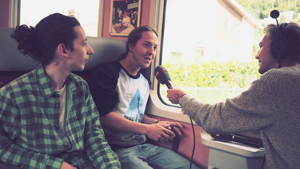 Livio Chistell fa intervista cun il musicist Mattiu Defuns e Uolf Candrian, il president da la GiuRu.