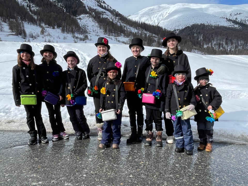 Kinder in Schornsteinfeger-Kostümen.
