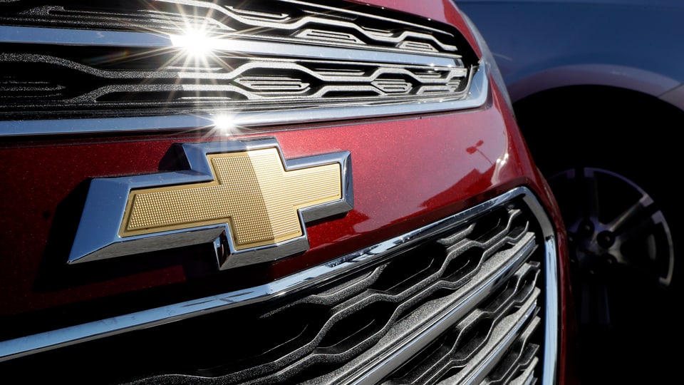 Il davant d'in auto cotschen da General Motors.