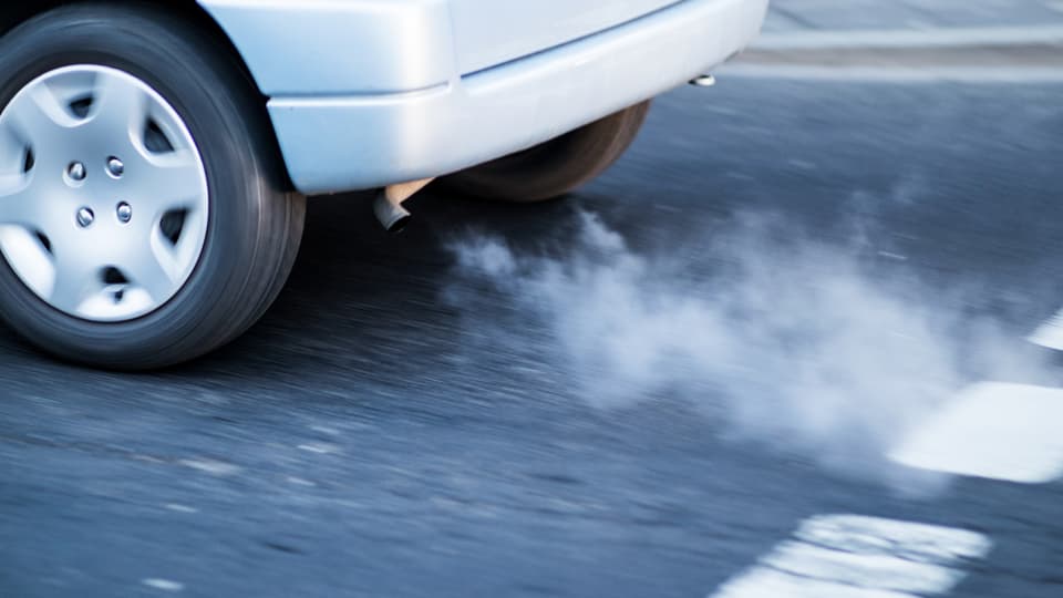 La part davos d'in auto cun svapurs.