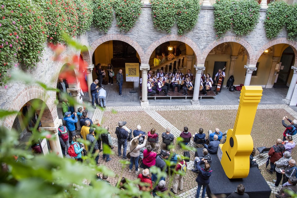 Innenhof des Municipio in Bellinzona, Publikum hört einer Ländlermusikformation zu