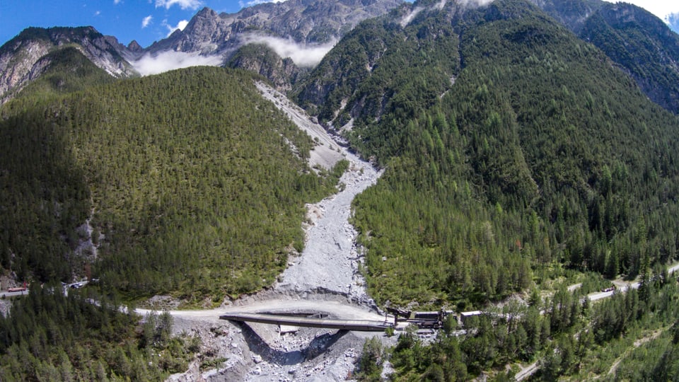Il territori instabil sur la via en la Val S-charl, cun la punt provisorica.