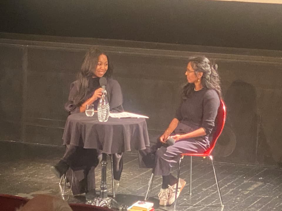 Tallulah Bär, protagonista dal film «Je Suis Noires», en il discurs cun la moderatura Gianna Olinda Cadonau.