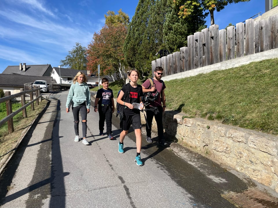 Kinder auf dem Weg zum nächsten Fernsehinterview draussen.