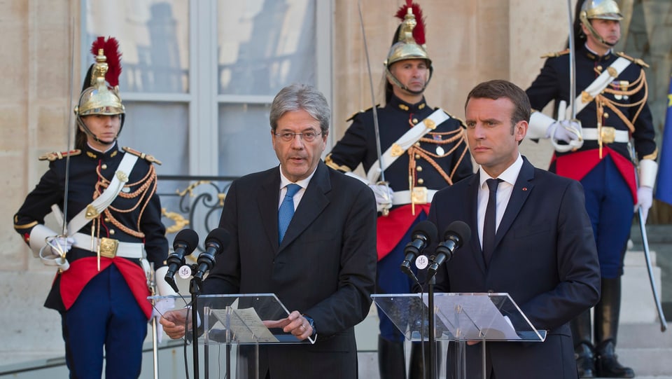 Paolo Gentiloni (sanester) e Emmanuel Macron (dretg) suenter l’emprim inscunter. 