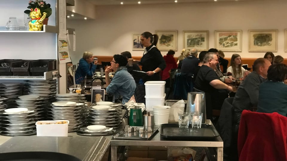 Café Merz: Talas gruppas da glieud na vesan ins per in mument uss betg ple.