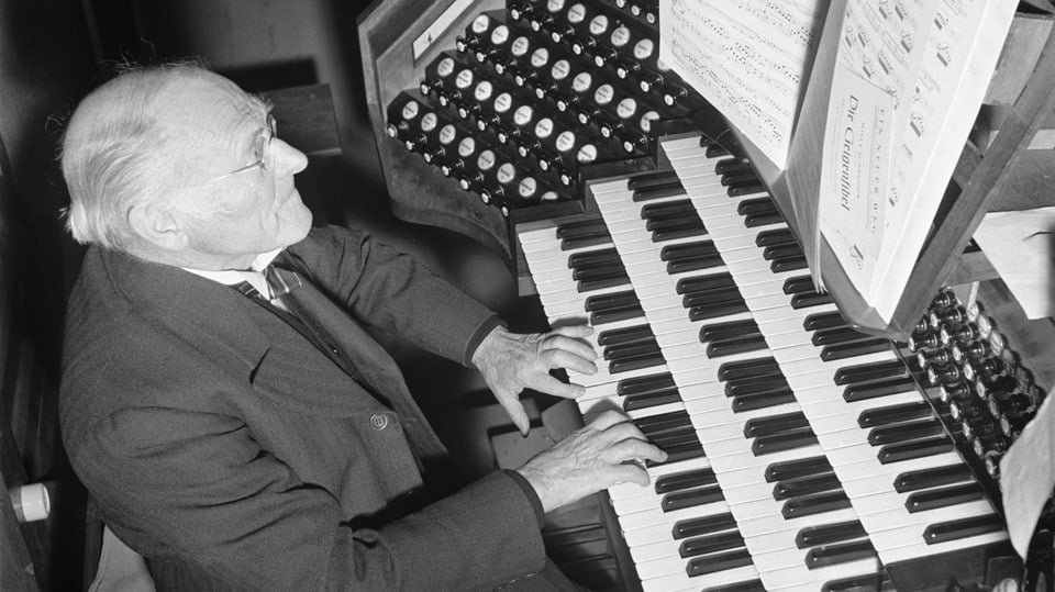 s/w Foto, Otto Barblan spielt Kirchenorgel, mit 75 Jahren