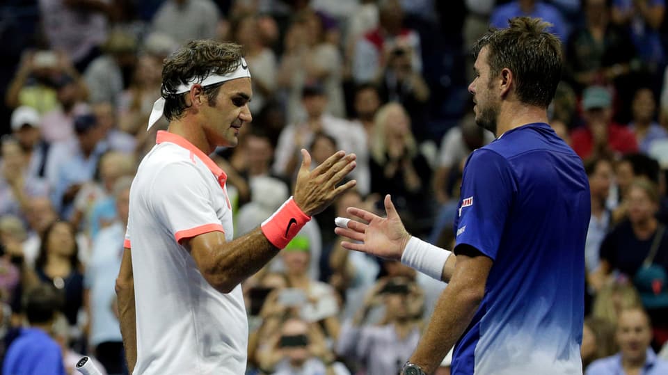 Roger Federer e Stan Wawrinka dattan il maun suenter la partida. 