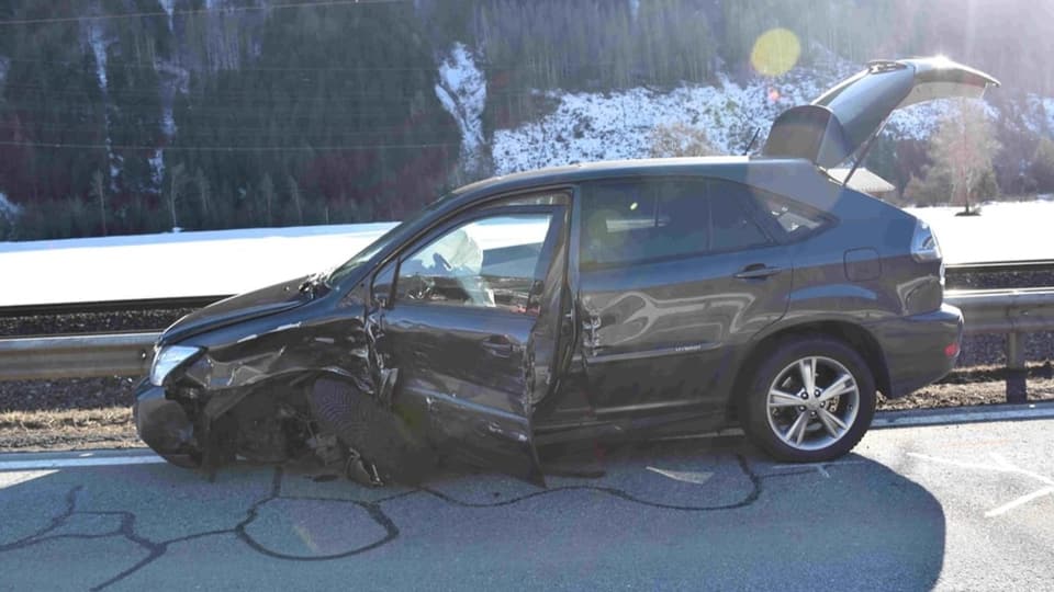 auto donnegia tar in accident. la vart sanestra è smatgada en.