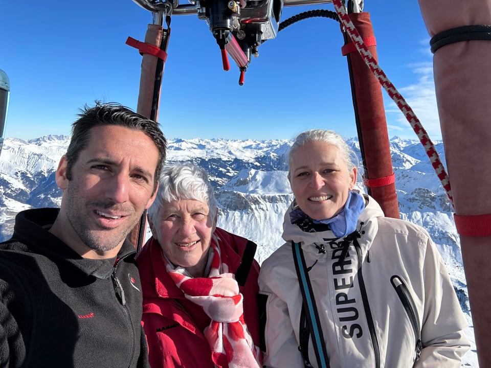 Foto des Piloten und seiner beiden Passagierinnen.