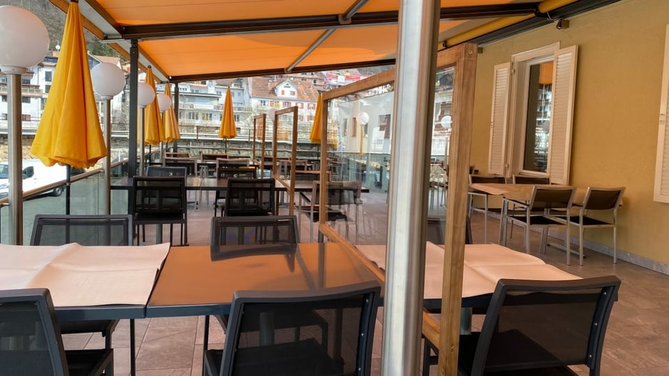 purtret d'ina ustaria cun avert la terrassa. 