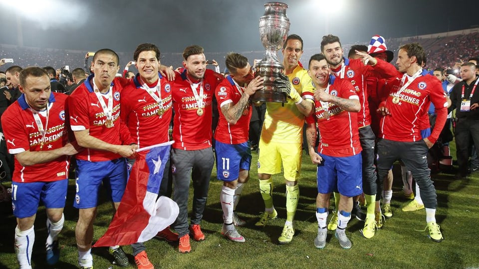 l'equipa naziunala da ballape dal Chile sa legra da sia victoria