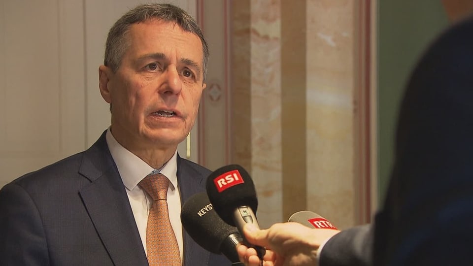 Cusseglier federal Ignazio Cassis avant ils microfons da las schurnalistas ed dals schurnalists a Berna