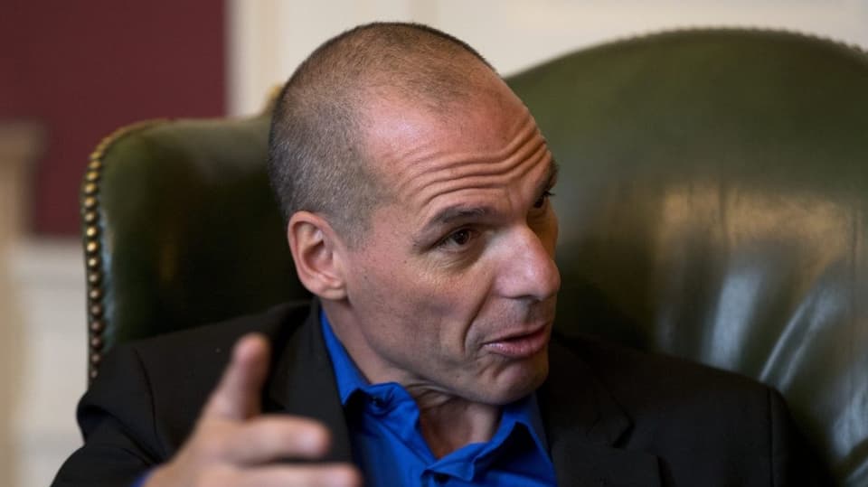 Yanis Varoufakis, il minister da finanzas da la Grezia, sesa en ina sutga verda. 
