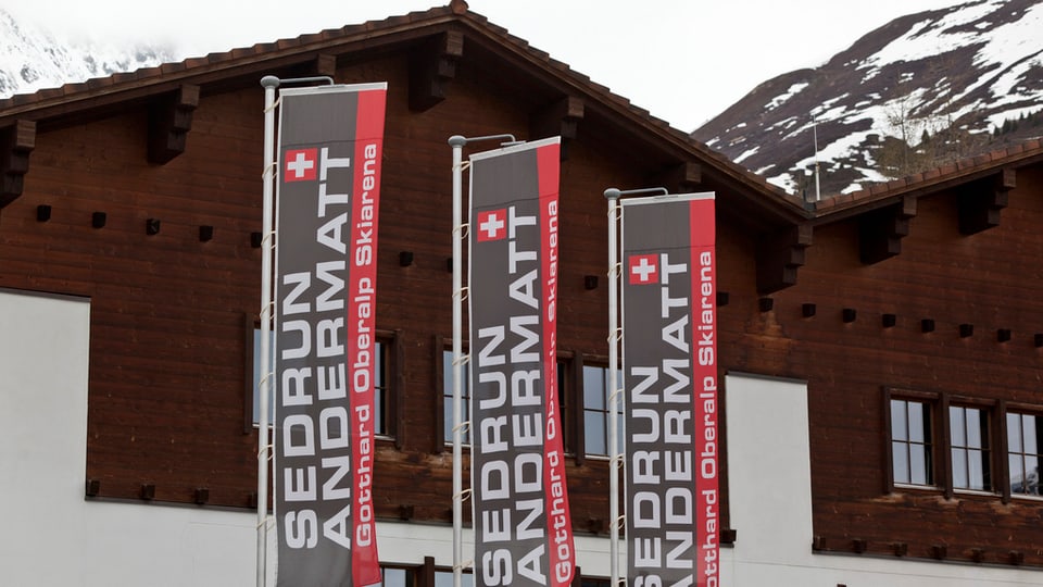 Bandieras da Sedrun-Andermatt.