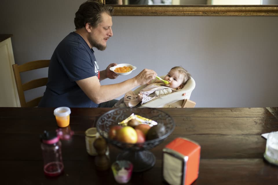 Baby wird mit Brei gefüttert.