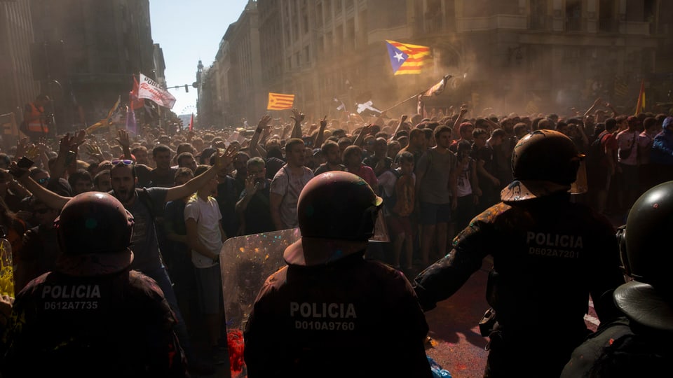 policists armads emprovan da tegnair enavos demonstrants a Barcelona