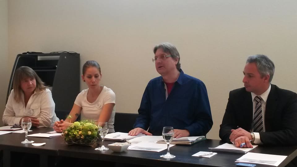 da sanester Renate Rutishauser, Melanie Rupf (omadus da la secziun grischuna da l'associaziun svizra dal persunal da tgira), Thomas Hensel (sindicat VPOD) e Samuel Nadig (secziun grischuna da l'associaziun dals medis superiurs e d'assistenza).