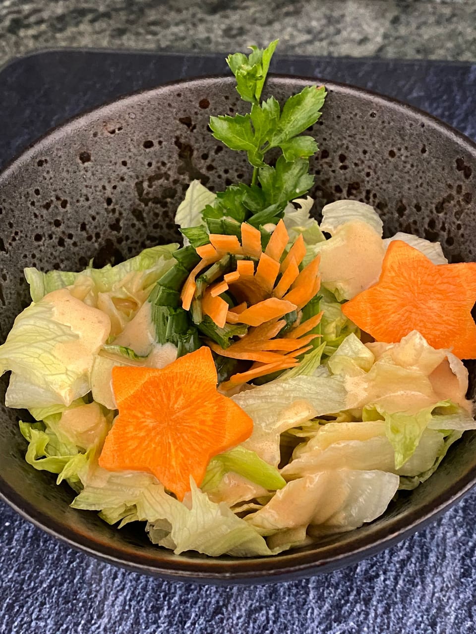 Salata decorada cun stailas da carotta per Nadal.