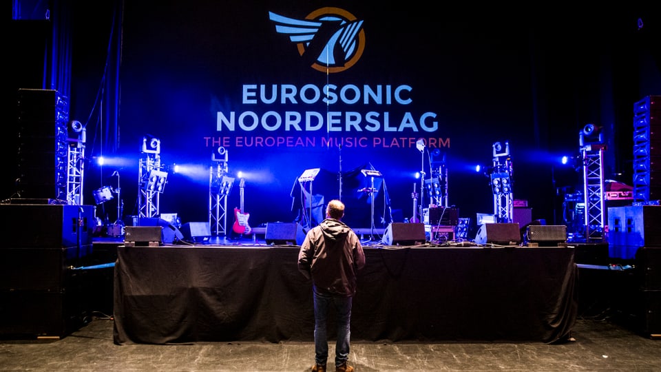 Ina tribuna al Eurosonic cun il logo davostiers.