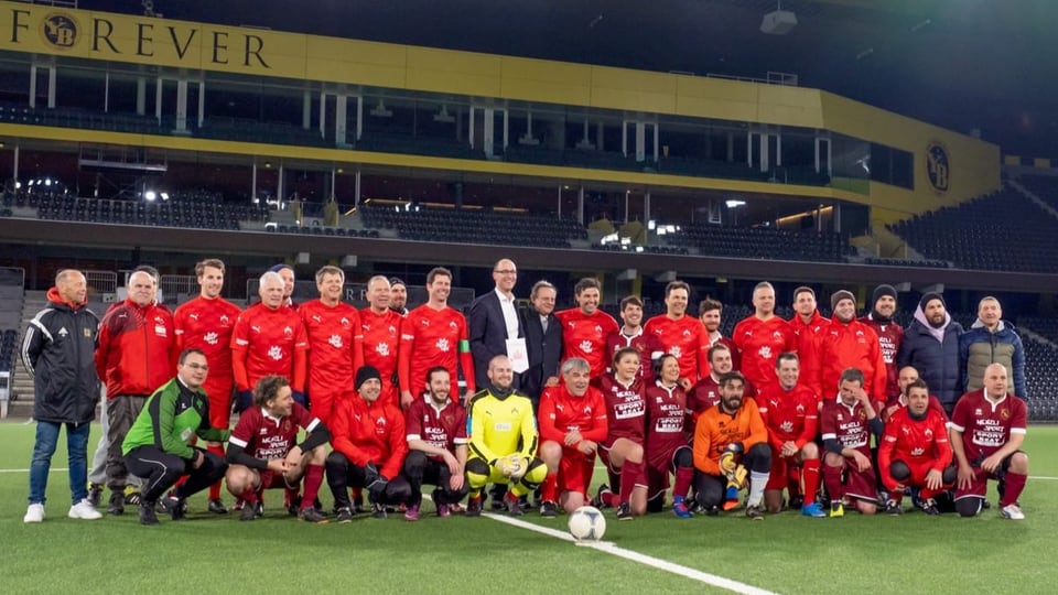 Die beiden Mannschaften des FC Nationalrat und des CB Rumantschia machen ein Erinnerungsfoto.