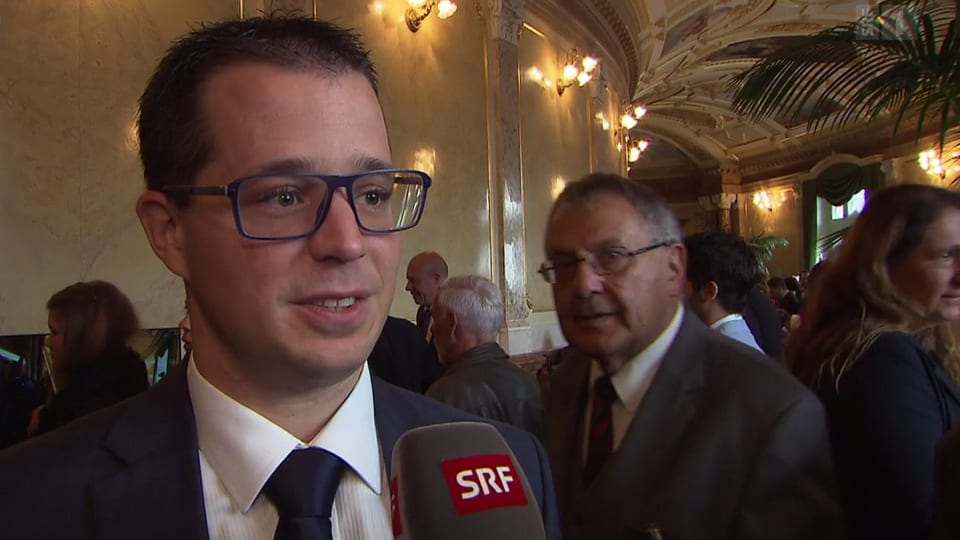 Dumeni Columberg (davos) durant in'intervista cun il cusseglier naziunal dal Tessin, Marco Romano.