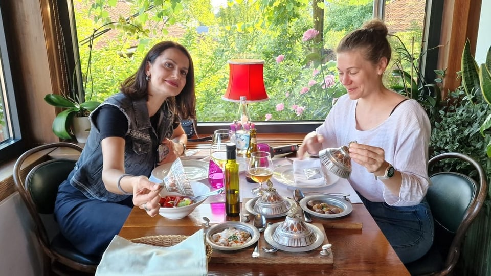 Amina Ovcina Cajacob mussa a la redactura Sabrina Bundi las spezialitads culinaricas da la Bosnia. 