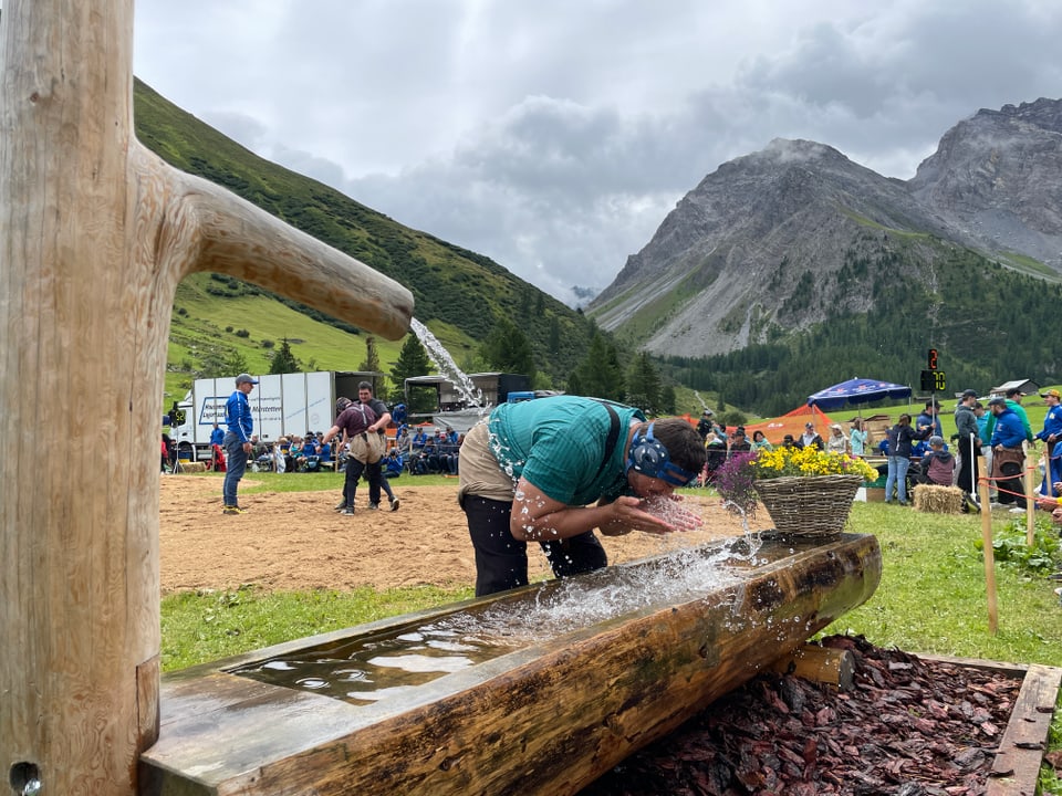 Marc Jörger erfrischt sich am Brunnen