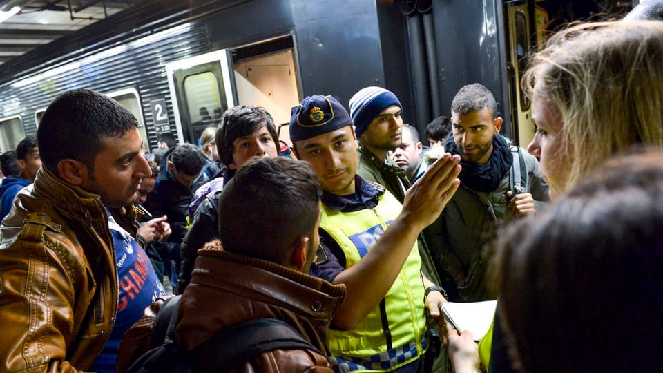 Tschients da fugitivs arrivan a Stockholm suenter in lung viadi atras numerus pajas da l’UE.