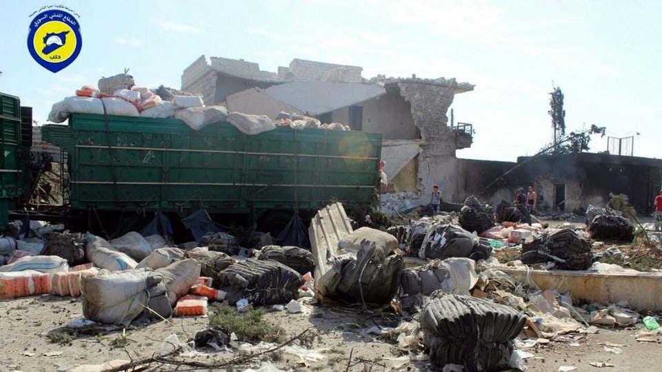 Purtret da la destrucziun suenter ch'in convoi d'agid da l'ONU era vegnì attatgà ord l'aria.