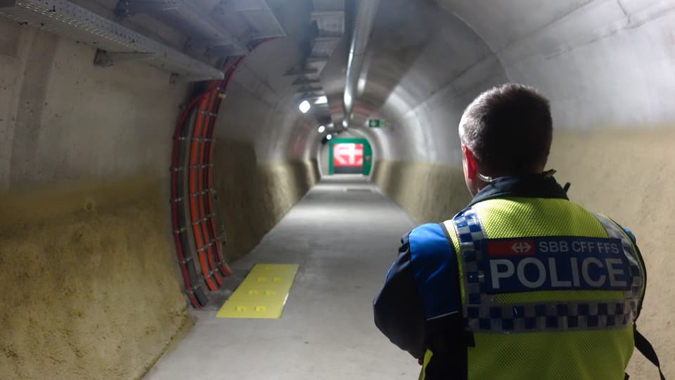 Davos la galaria da segirtad, spetga il tren en il segund tunnel dal Gottard sin ils passagiers. 