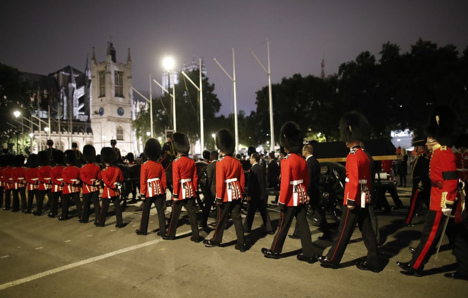 Schuldada en las vias da Londra durant la notg.