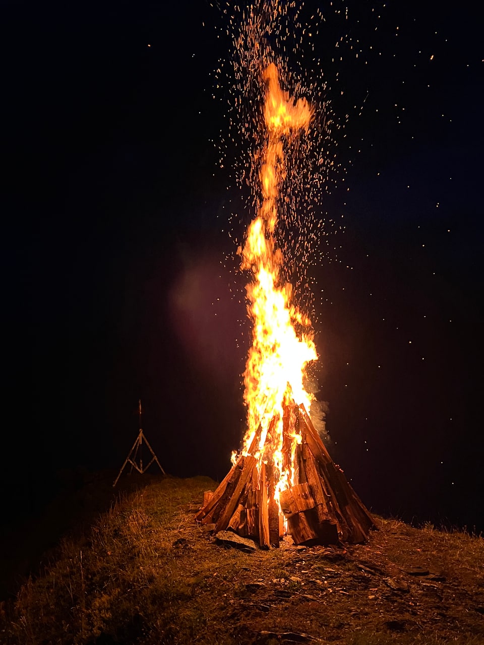 Das Höhenfeuer brennt im dunkeln.