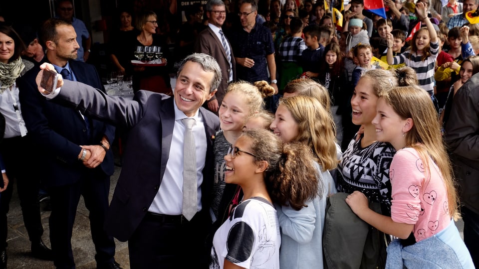 Purtret da Cassis vid far in selfie cun intginas giuvnas ad Altdorf.