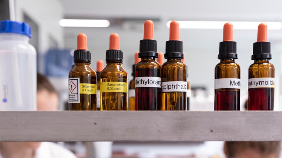 Purtret d'intginas pippettas cun scrit si nums da chemicalias. 