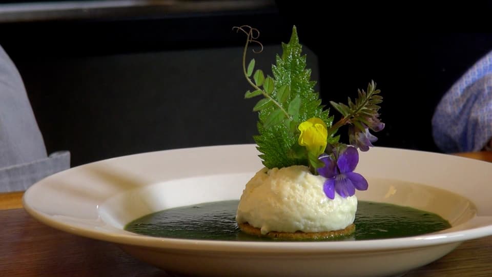 In taglier schuppa cun entamez, sco ina cula da glatsch ina cula da mousse da gruyère. sin quel en chatschadas duas fluras differentas erbas ed in fegl d'urticla.