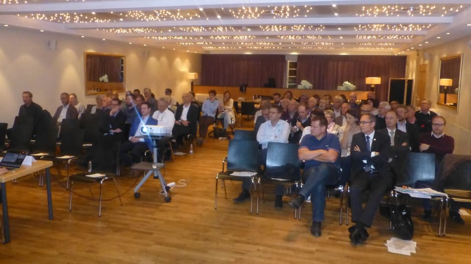 Ils delegads liberaldemocrats en la sala da l'hotel Schweizerhof a Lai.