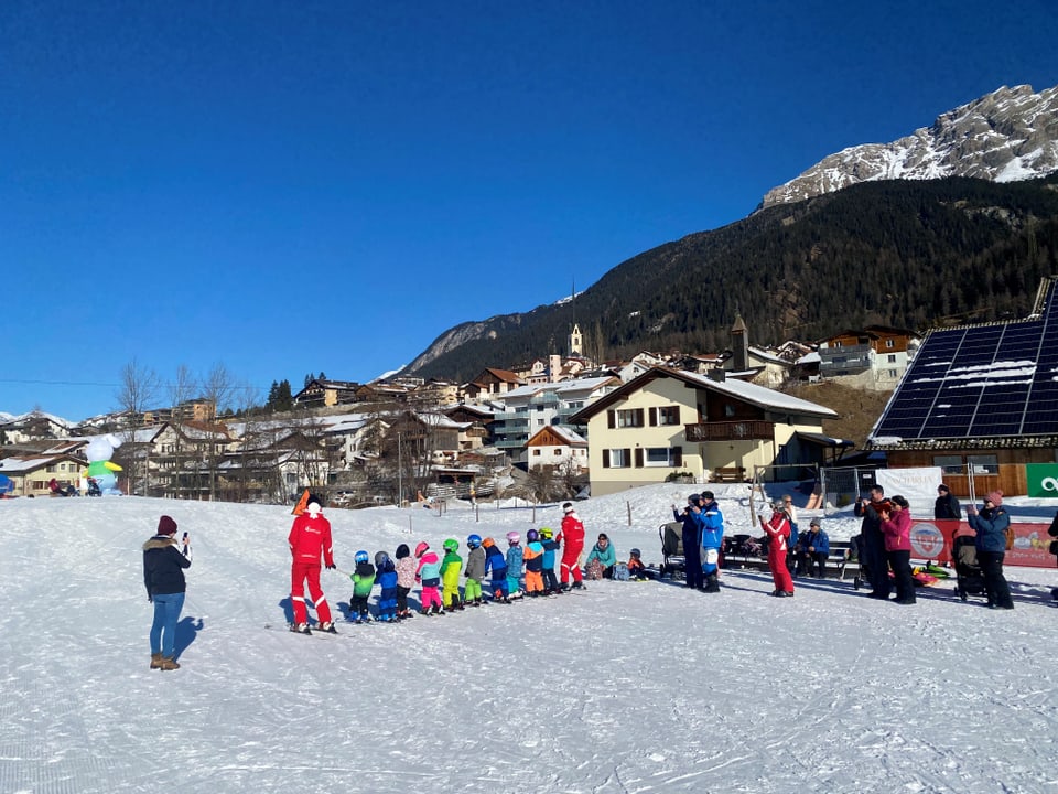 Uffants en l'instrucziun dad ir cun skis.