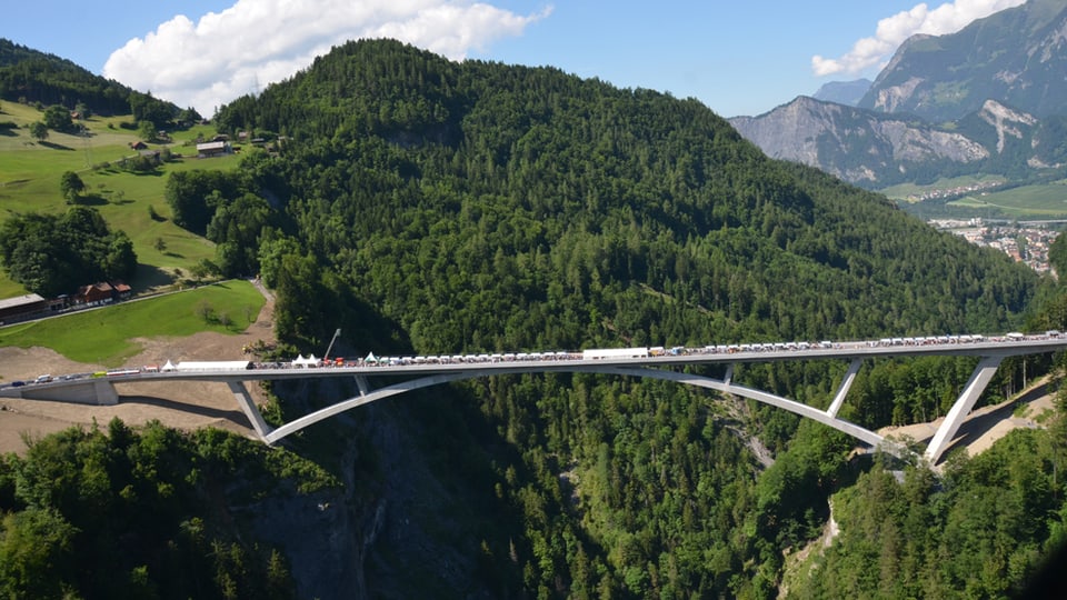 punt da Tamina da lunsch durant la festa d'inauguraziun cun tendas e glieud sin la punt
