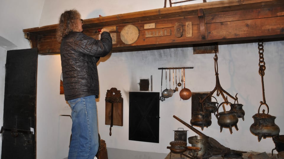 Dunna che montescha insatge vid ina paraid 