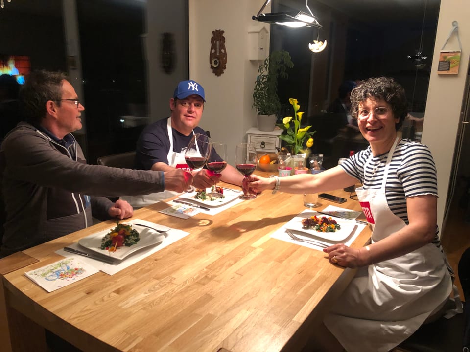 Sep und Simona Hendry stossen mit Sergio Guetg an, mit einem Kelch Rotwein in der Hand