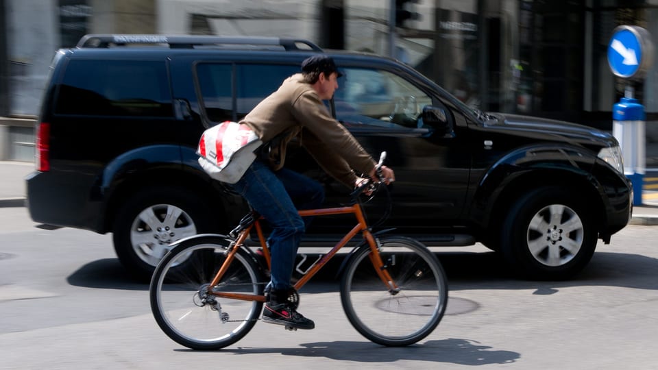 Persuna sin in velo sper in auto, omadus en moviment.