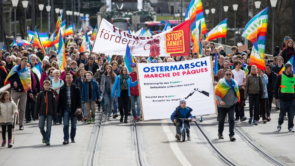 Tschients persunas han fatg part al marsch da Pasca a Berna - els portan transparents e bandieras