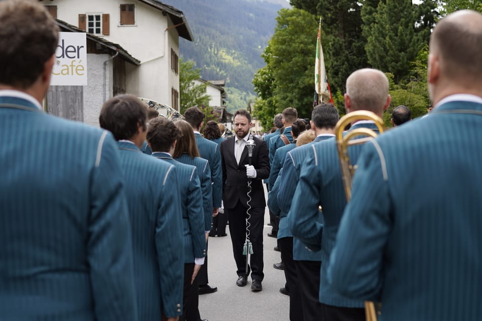 Letzten Kontrollen bevor dem Marschwettbewerb am Bezirksmusikfest in Vals.