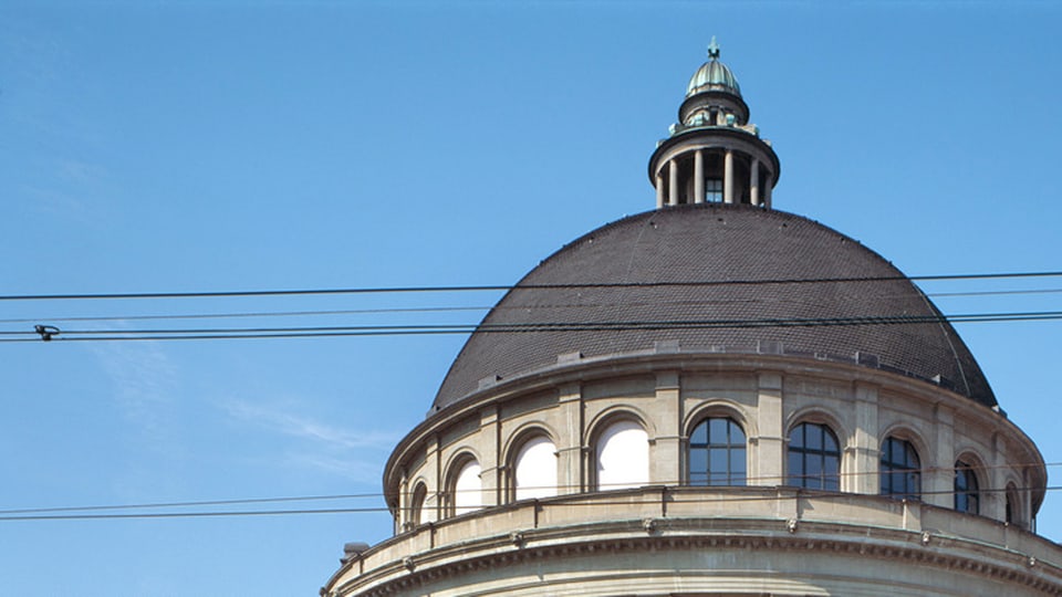 la cupla da la Scola politecnica federala a Turitg. Davostiers in tschiel blau.